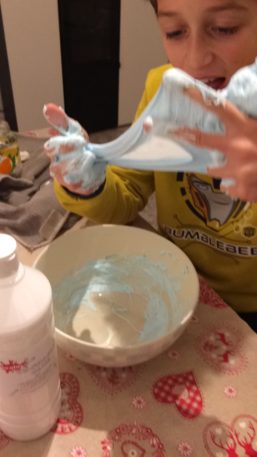 Come fare lo slime con i bambini 