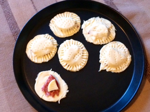 Panzerotti ripieni di prosciutto e formaggio 